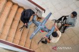 Insinyur dari Intercrus Aero Indonesia membawa prototype 1:7 pesawat taksi udara Solita S-1701 di Gedung PT. Dirgantara Indonesia (DI) di Bandung, Jawa Barat, Selasa (17/6/2025). PT. DI bersama PT. Intercrus Aero Indonesia tengah mengembangkan taksi udara dengan model pesawat elektrik vertical take off and landing yang mampu mengangkut beban 360 kilogram dengan jarak tempuh 200 kilometer dan ditargetkan siap mengudara di Indonesia pada 2028. ANTARA FOTO/Raisan Al Farisi/agr