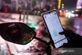 Pengemudi layanan transportasi daring (ojek online) menunggu pesanan di kawasan Braga, Bandung, Jawa Barat, Selasa (17/6/2025). Kementerian Usaha Mikro, Kecil, dan Menengah menyatakan bahwa pengemudi layanan transportasi daring sebaiknya dikategorikan sebagai pelaku UMKM bukan pekerja dan karyawan tetap perusahaan aplikator guna memudahkan mereka memperoleh insentif dari negara, seperti pajak insentif UMKM hingga berbagai macam bantuan sosial dari Pemerintah. ANTARA FOTO/Novrian Arbi/agr