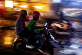 Pengemudi layanan transportasi daring (ojek online) membawa penumpang saat melintas di kawasan Braga, Bandung, Jawa Barat, Selasa (17/6/2025). Kementerian Usaha Mikro, Kecil, dan Menengah menyatakan bahwa pengemudi layanan transportasi daring sebaiknya dikategorikan sebagai pelaku UMKM bukan pekerja dan karyawan tetap perusahaan aplikator guna memudahkan mereka memperoleh insentif dari negara, seperti pajak insentif UMKM hingga berbagai macam bantuan sosial dari Pemerintah. ANTARA FOTO/Novrian Arbi/agr