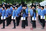 Sejumlah Calon Pegawai Negeri Sipil (CPNS) mengikuti upacara penyerahan  Surat Keputusan Calon Pegawai Negeri Sipil (SK CPNS) di Banda Aceh, Aceh, Selasa (17/6/2025). Sebanyak 618 CPNS formasi tahun 2024 di lingkungan pemerintah propvinsi Aceh itu menerima  SK pengangkatan CPNS  yang diharapkan dapat menjadi bagian  penting dalam mewujudkan visi pemerintah Aceh, Islami, maju, bermartabat dan menjadi insan yang berintegritas sebagai pelayan rakyat. ANTARA FOTO/Ampelsa.