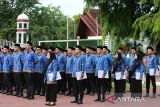Sejumlah Calon Pegawai Negeri Sipil (CPNS) mengikuti upacara penyerahan SK Calon Pegawai Negeri Sipil  di Banda Aceh, Aceh, Selasa (17/6/2025). Sebanyak 618 CPNS formasi tahun 2024 di lingkungan pemerintah propvinsi Aceh itu menerima  SK pengangkatan CPNS  yang diharapkan dapat menjadi bagian  penting dalam mewujudkan visi pemerintah Aceh, Islami, maju, bermartabat dan menjadi insan yang berintegritas sebagai pelayan rakyat. ANTARA FOTO/Ampelsa.