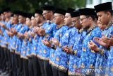 Sejumlah Calon Pegawai Negeri Sipil (CPNS) berdoa  saat mengikuti upacara penyerahan  Surat Keputusan Calon Pegawai Negeri Sipil di Banda Aceh, Aceh, Selasa (17/6/2025). Sebanyak 618 CPNS formasi tahun 2024 di lingkungan pemerintah propvinsi Aceh itu menerima  SK pengangkatan CPNS  yang diharapkan dapat menjadi bagian  penting dalam mewujudkan visi pemerintah Aceh, Islami, maju, bermartabat dan menjadi insan yang berintegritas sebagai pelayan rakyat. ANTARA FOTO/Ampelsa.