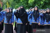 Sejumlah Calon Pegawai Negeri Sipil (CPNS) melakukan penghormatan saat  upacara penyerahan  Surat Keputusan Calon Pegawai Negeri Sipil (SK CPNS) di Banda Aceh, Aceh, Selasa (17/6/2025). Sebanyak 618 CPNS formasi tahun 2024 di lingkungan pemerintah propvinsi Aceh itu menerima  SK pengangkatan CPNS  yang diharapkan dapat menjadi bagian  penting dalam mewujudkan visi pemerintah Aceh, Islami, maju, bermartabat dan menjadi insan yang berintegritas sebagai pelayan rakyat. ANTARA FOTO/Ampelsa.