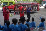 Petugas memperkenalkan alat pemadam kebakaran kepada  murid TK Ruman Aceh saat edukasi pengenalan alat pemadaman di Banda Aceh, Aceh, Selasa (17/6/2025).  Kegiatan tersebut untuk memperkenalkan fungsi peralatan pemadam kebakaran dan selain mensosialisasikan kepada anak sekolah tentang  bahaya bermain api yang dapat menyebabkan kebakaran rumah dan bangunan lainnya. ANTARA FOTO/Ampelsa.