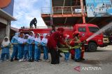 Petugas pemadam mendampingi  murid TK Ruman Aceh menyemprotkan air saat edukasi pengenalan alat pemadam kebakaran di Banda Aceh, Aceh, Selasa (17/6/2025).  Kegiatan tersebut untuk memperkenalkan fungsi peralatan pemadam kebakaran dan selain mensosialisasikan kepada anak sekolah tentang  bahaya bermain api yang dapat menyebabkan kebakaran rumah dan bangunan lainnya. ANTARA FOTO/Ampelsa.