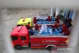 Petugas pemadam bersama guru mendampingi  murid TK Ruman Aceh menaiki mobil pemadam  saat edukasi pengenalan alat pemadam kebakaran di Banda Aceh, Aceh, Selasa (17/6/2025).  Kegiatan tersebut untuk memperkenalkan fungsi peralatan pemadam kebakaran dan selain mensosialisasikan kepada anak sekolah tentang  bahaya bermain api yang dapat menyebabkan kebakaran rumah dan bangunan lainnya. ANTARA FOTO/Ampelsa.