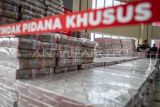 Petugas berjalan didekat barang bukti uang sitaan saat konferensi pers kasus korupsi ekspor crude palm oil (CPO) di Gedung Bundar Jampidus Kejaksaaan Agung (Kejagung), Jakarta, Selasa (17/6/2025). Kejagung menyita Rp11,8 triliun lebih yang merupakan penyerahan dari lima terdakwa korporasi dalam Wilmar Group terkait kasus korupsi ekspor CPO. ANTARA FOTO/Bayu Pratama S/bar