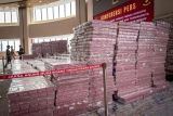 Petugas berjalan didekat barang bukti uang sitaan saat konferensi pers kasus korupsi ekspor crude palm oil (CPO) di Gedung Bundar Jampidus Kejaksaaan Agung (Kejagung), Jakarta, Selasa (17/6/2025). Kejagung menyita Rp11,8 triliun lebih yang merupakan penyerahan dari lima terdakwa korporasi dalam Wilmar Group terkait kasus korupsi ekspor CPO. ANTARA FOTO/Bayu Pratama S/bar