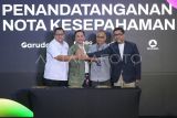 Direktur Pemberitaan Perum Lembaga Kantor Berita Nasional (LKBN) ANTARA Irfan Junaidi (kedua kanan), Direktur Utama Garuda TV Fahmi Muhamad Anwari (kiri), CEO Indozone Riel Tasmaya (kedua kiri), dan Managing Director On Us Asia Group Seno Adhi Damono (kanan) berfoto usai menandatangani naskah kesepahaman (MOU) kerja sama di ANTARA Heritage Center, Jakarta, Senin (16/6/2025). Kerja sama tersebut bertujuan membangun ekosistem media dan event yang inklusif, inovatif, serta berdampak melalui program bersama dalam berbagai bentuk. ANTARA FOTO/Fauzan/app/tom.