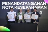 Direktur Pemberitaan Perum Lembaga Kantor Berita Nasional (LKBN) ANTARA Irfan Junaidi (kedua kanan), Direktur Utama Garuda TV Fahmi Muhamad Anwari (kiri), CEO Indozone Riel Tasmaya (kedua kiri), dan Managing Director On Us Asia Group Seno Adhi Damono (kanan) berfoto usai menandatangani naskah kesepahaman (MOU) kerja sama di ANTARA Heritage Center, Jakarta, Senin (16/6/2025). Kerja sama tersebut bertujuan membangun ekosistem media dan event yang inklusif, inovatif, serta berdampak melalui program bersama dalam berbagai bentuk. ANTARA FOTO/Fauzan/app/tom.