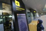 Seorang petugas mengamati jatwal keberangkatan penerbangan di kawasan Bandara Dhoho Kediri, Kabupaten Kediri, Jawa Timur, Rabu (18/6/2025). Bandara berstandar internasional tersebut dipastikan akan mengalami kekosongan penerbangan hingga 31 Juli 2025 karena maskapai Citilink yang merupakan maskapai satu-satunya yang beroperasi di bandara Dhoho Kediri sedang dalam masa maintenance. Antara Jatim/Prasetia Fauzani/um