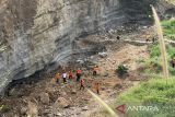 Dua penambang tertimbun longsor galian ilegal di Cirebon