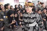 Wakil Menteri Pendidikan Tinggi, Sains dan Teknologi, Stella Christie (tengah) menyapa siswa saat meninjau Sekolah Garuda Transformasi di SMAN 10 Samarinda, Kalimantan Timur, Rabu (18/6/2025). Kementerian Pendidikan Tinggi, Sains, dan Teknologi akan mengoptimalkan potensi Sekolah di 12 sekolah baik SMA dan MAN yang merupakan bagian dari Program Hasil Terbaik Cepat (PHTC) Presiden Prabowo Subianto terkait Asta Cita penguatan pembangunan sumber daya manusia Indonesia dan ekosistem sains dan teknologi. Antara Kaltim/M Risyal Hidayat