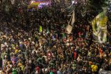 Sejumlah pendukung Persebaya memadati kawasan Stadion Gelora 10 November, Tambaksari, Surabaya, Jawa Timur, Selasa (17/5/2025) malam. Perayaan rutin yang dihadiri ribuan pendukung berjuluk Bonek Mania tersebut untuk merayakan hari ulang tahun tim sepak bola Persebaya Surabaya yang ke-98 tahun. ANTARA Jatim/Rizal Hanafi/mas.