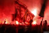 Pendukung Persebaya menyanyikan yel-yel dan menyalakan suar di kawasan Stadion Gelora 10 November, Tambaksari, Surabaya, Jawa Timur, Selasa (17/5/2025) malam. Perayaan rutin yang dihadiri ribuan pendukung berjuluk Bonek Mania tersebut untuk merayakan hari ulang tahun tim sepak bola Persebaya Surabaya yang ke-98 tahun. ANTARA Jatim/Rizal Hanafi/mas.