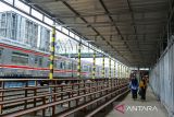 Penumpang berjalan menuju peron di Stasiun Rangkasbitung Ultimate, Lebak, Banten, Rabu (18/6/2025). Balai Teknik Perkeretaapian Kelas I Jakarta mencatat progres pengerjaan pembangunan Stasiun Rangkasbitung Ultimate yang dapat menampung sebanyak 85.000 penumpang per hari tersebut telah mencapai 84,71 persen dan diperkirakan akan rampung sepenuhnya pada akhir tahun 2025. ANTARA FOTO/Muhammad Bagus Khoirunas/gp