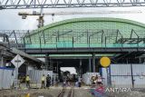 Penumpang berjalan menuju peron di Stasiun Rangkasbitung Ultimate, Lebak, Banten, Rabu (18/6/2025). Balai Teknik Perkeretaapian Kelas I Jakarta mencatat progres pengerjaan pembangunan Stasiun Rangkasbitung Ultimate yang dapat menampung sebanyak 85.000 penumpang per hari tersebut telah mencapai 84,71 persen dan diperkirakan akan rampung sepenuhnya pada akhir tahun 2025. ANTARA FOTO/Muhammad Bagus Khoirunas/gp