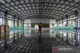 Pekerja berjalan melintasi akses jembatan penyeberangan di Stasiun Rangkasbitung Ultimate, Lebak, Banten, Rabu (18/6/2025). Balai Teknik Perkeretaapian Kelas I Jakarta mencatat progres pengerjaan pembangunan Stasiun Rangkasbitung Ultimate yang dapat menampung sebanyak 85.000 penumpang per hari tersebut telah mencapai 84,71 persen dan diperkirakan akan rampung sepenuhnya pada akhir tahun 2025. ANTARA FOTO/Muhammad Bagus Khoirunas/gp