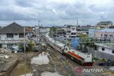 Kereta api lokal melintas di Rangkasbitung, Lebak, Banten, Rabu (18/6/2025). Kementerian Perhubungan menargetkan pengembangan jalur perkertaapian di Indonesia hingga tahun 2030 mencapai 10.000 kilometer jalur kereta api guna meningkatkan aksesibilitas antarwilayah dan memudahkan mobilitas masyarakat. ANTARA FOTO/Muhammad Bagus Khoirunas/gp