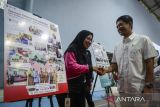 Wakil Menteri Kesehatan Dante Saksono Harbuwono (kanan) menyalami petugas kesehatan saat Gerakan Bersama Kelurahan Siaga TBC di GOR Benda, Kota Tangerang, Banten, Rabu (18/6/2025). Pada kegiatan tersebut Wamenkes meninjau pelayanan pemeriksaan kesehatan dan menyampaikan dialog interaktif terkait implementasi penanggulangan TBC di tingkat kelurahan melalui dukungan multi sektor dalam upaya pencegahan, deteksi dini, pemeriksaan serta pengobatan TBC. ANTARA FOTO/Putra M. Akbar/gp