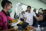 Wakil Menteri Kesehatan Dante Saksono Harbuwono (tengah) meninjau pelayanan pemeriksaan kesehatan saat Gerakan Bersama Kelurahan Siaga TBC di GOR Benda, Kota Tangerang, Banten, Rabu (18/6/2025). Pada kegiatan tersebut Wamenkes meninjau pelayanan pemeriksaan kesehatan dan menyampaikan dialog interaktif terkait implementasi penanggulangan TBC di tingkat kelurahan melalui dukungan multi sektor dalam upaya pencegahan, deteksi dini, pemeriksaan serta pengobatan TBC. ANTARA FOTO/Putra M. Akbar/gp