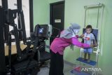 Petugas kesehatan melayani seorang anak mengikuti skrining rontgen thorax saat Gerakan Bersama Kelurahan Siaga TBC di GOR Benda, Kota Tangerang, Banten, Rabu (18/6/2025). Pada kegiatan tersebut Wamenkes meninjau pelayanan pemeriksaan kesehatan dan menyampaikan dialog interaktif terkait implementasi penanggulangan TBC di tingkat kelurahan melalui dukungan multi sektor dalam upaya pencegahan, deteksi dini, pemeriksaan serta pengobatan TBC. ANTARA FOTO/Putra M. Akbar/gp