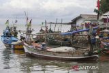 Nelayan memperbaiki jaring di atas perahu saat bersandar di Kampung Nelayan Desa Lontar, Tirtayasa, Kabupaten Serang, Banten, Rabu (18/6/2025). Kementerian Kelautan dan Perikanan memastikan pembangunan 1.100 Kampung Nelayan Merah Putih (KNMP) sampai tahun 2027 tidak sebatas pembangunan infrastruktur dan menyiapkan sarana prasarana produksi, namun mengedepankan aspek keberlanjutan (sustainability) untuk kesejahteraan masyarakat. ANTARA FOTO/Angga Budhiyanto/gp