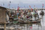 Nelayan memperbaiki jaring di atas perahu saat bersandar di Kampung Nelayan Desa Lontar, Tirtayasa, Kabupaten Serang, Banten, Rabu (18/6/2025). Kementerian Kelautan dan Perikanan memastikan pembangunan 1.100 Kampung Nelayan Merah Putih (KNMP) sampai tahun 2027 tidak sebatas pembangunan infrastruktur dan menyiapkan sarana prasarana produksi, namun mengedepankan aspek keberlanjutan (sustainability) untuk kesejahteraan masyarakat. ANTARA FOTO/Angga Budhiyanto/gp