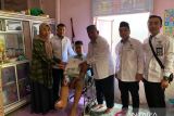 Santri ini dibantu kursi roda oleh Baznas Bukittinggi setelah alami kecelakaan
