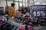 Warga memilih produk UMKM berupa pakaian yang dijual pada Pekan Industri Kreatif Kota Cimahi di Selasar Pemkot Cimahi, Jawa Barat, Rabu (18/6/2025). Pemerintah Kota Cimahi menggelar Pekan Industri Kreatif yang diikuti oleh puluhan pelaku UMKM serta industri untuk sarana promosi produk unggulan dan upaya menguatkan ekosistem UMKM sekaligus memeriahkan HUT ke-24 Kota Cimahi. ANTARA FOTO/Abdan Syakura/agr
