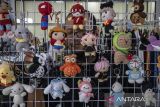 Warga memilih produk UMKM kerajinan tangan yang dijual pada Pekan Industri Kreatif Kota Cimahi di Selasar Pemkot Cimahi, Jawa Barat, Rabu (18/6/2025). Pemerintah Kota Cimahi menggelar Pekan Industri Kreatif yang diikuti oleh puluhan pelaku UMKM serta industri untuk sarana promosi produk unggulan dan upaya menguatkan ekosistem UMKM sekaligus memeriahkan HUT ke-24 Kota Cimahi. ANTARA FOTO/Abdan Syakura/agr
