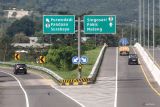 Pengendara mobil melintas di ruas  jalan Tol Malang-Pandaan di Lawang, Malang, Jawa Timur, Rabu (18/6/2025). PT Jasamarga Pandaan-Malang (JPM) resmi menaikkan tarif seluruh golongan kendaraan di ruas tol tersebut mulai 18 Juni 2025 pukul 00.00 WIB berdasarkan Keputusan Menteri Pekerjaan Umum sebagai upaya menjaga kualitas layanan serta meningkatkan standar infrastruktur jalan tol demi kenyamanan dan keselamatan pengguna. ANTARA Jatim/Ari Bowo Sucipto/mas.