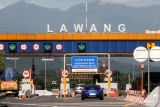 Pengendara mobil melintas di ruas Tol Malang-Pandaan di pintu Lawang, Malang, Jawa Timur, Rabu (18/6/2025). PT Jasamarga Pandaan-Malang (JPM) resmi menaikkan tarif seluruh golongan kendaraan di ruas tol tersebut mulai 18 Juni 2025 pukul 00.00 WIB berdasarkan Keputusan Menteri Pekerjaan Umum sebagai upaya menjaga kualitas layanan serta meningkatkan standar infrastruktur jalan tol demi kenyamanan dan keselamatan pengguna. ANTARA Jatim/Ari Bowo Sucipto/mas.