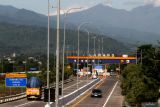 Pengendara mobil melintas di ruas Tol Malang-Pandaan di pintu Lawang, Malang, Jawa Timur, Rabu (18/6/2025). PT Jasamarga Pandaan-Malang (JPM) resmi menaikkan tarif seluruh golongan kendaraan di ruas tol tersebut mulai 18 Juni 2025 pukul 00.00 WIB berdasarkan Keputusan Menteri Pekerjaan Umum sebagai upaya menjaga kualitas layanan serta meningkatkan standar infrastruktur jalan tol demi kenyamanan dan keselamatan pengguna. ANTARA Jatim/Ari Bowo Sucipto/mas.