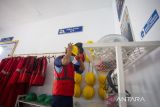 Warga binaan menggunakan alat pelindung diri (APD) sebelum melakukan kegiatan pelatihan kerja di Balai Kerja Lapas Kelas IIB Indramayu, Jawa Barat, Rabu (18/6/2025). Lapas Kelas IIB Indramayu menerapkan Sistem Manajemen Keselamatan dan Kesehatan Kerja (SMK3) yang sudah berstandar ISO 45001 di balai kerja untuk memberikan perlindungan, keselamatan bagi warga binaan yang mengikuti program pelatihan kerja di lapas tersebut. ANTARA FOTO/Dedhez Anggara/agr