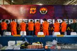 Barang bukti dan tersangka kasus judi kasino ditunjukkan kepada wartawan saat konferensi pers di Kosambi, Bandung, Jawa Barat, Rabu (18/6/2025). Polda Jabar mengungkap tempat judi kasino berkedok arena olahraga dan karaoke di Kota Bandung dan menangkap 44 tersangka beserta barang bukti berupa uang tunai Rp395 juta, kartu ATM dengan rekening berisi Rp2,7 milliar, dan meja kasino beserta perlengkapan judi. ANTARA FOTO/Raisan Al Farisi/agr