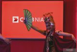 Penari gandrung tampil menghibur pada acara Ngobrol Bisnis CIMB Niaga di Banyuwangi, Jawa Timur, Selasa (17/6/2025) malam. CIMB Niaga selain menginisasi program ngobol bisnis dengan nasabah juga menggalang donasi cegah stunting yang menargetkan para anak dan ibu hamil berisiko di Nusa Tenggara Timur. ANTARA Jatim/Budi Candra Setya/mas.