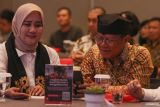 Asisten Bidang Perekonomian dan Pembangunan Banyuwangi Dwi Yanto (kanan) memindahkan kode batang untuk berdonasi cegah stunting pada acara Ngobrol Bisnis CIMB Niaga di Banyuwangi, Jawa Timur, Selasa (17/6/2025) malam. CIMB Niaga selain menginisasi program ngobol bisnis dengan nasabah juga menggalang donasi cegah stunting yang menargetkan para anak dan ibu hamil berisiko di Nusa Tenggara Timur. ANTARA Jatim/Budi Candra Setya/mas.