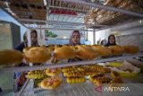 Warga binaan menyelesaikan pembuatan roti di Lembaga Pemasyarakatan (Lapas) Kelas IIB Indramayu, Jawa Barat, Rabu (18/6/2025). Lapas Kelas IIB Indramayu memberi pendampingan warga binaan untuk terlibat dalam pertanian mandiri dan pembuatan olahan makanan sebagai bagian dari program ketahanan pangan. ANTARA FOTO/Dedhez Anggara/agr