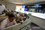 Aparatur Sipil Negara (ASN) memantau aduan masyarakat di Jabar Command Center, Gedung Sate, Bandung, Jawa Barat, Rabu (18/6/2025). Gubernur Jawa Barat Dedi Mulyadi melarang pejabat dan pegawai di lingkup Pemerintah Provinsi Jawa Barat menggelar rapat di hotel untuk efisiensi anggaran dan demi keadilan fiskal bagi daerah-daerah yang masih tertinggal. ANTARA FOTO/Raisan Al Farisi/agr