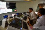 Aparatur Sipil Negara (ASN) memantau aduan masyarakat di Jabar Command Center, Gedung Sate, Bandung, Jawa Barat, Rabu (18/6/2025). Gubernur Jawa Barat Dedi Mulyadi melarang pejabat dan pegawai di lingkup Pemerintah Provinsi Jawa Barat menggelar rapat di hotel untuk efisiensi anggaran dan demi keadilan fiskal bagi daerah-daerah yang masih tertinggal. ANTARA FOTO/Raisan Al Farisi/agr