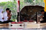 Wakil Presiden RI Gibran Rakabuming Raka (tengah) didampingi Gubernur Jawa Timur Khofifah Indar Parawansa (kiri) dan Walikota Blitar Syauqul Muhibbin (kanan) memanjatkan doa di pusara makam saat berziarah di Makam Presiden Soekarno di Blitar, Jawa Timur, Rabu (18/6/2025). Dalam kunjungan ke Blitar tersebut Wapres Gibran juga memberikan bantuan kepada pedagang pasar, mengecek layanan Cek Kesehatan Gratis (CKG) di salah satu puskesmas serta membuka bazar UMKM Blitar Jadoel yang diinisiasi oleh Pemkot Blitar. ANTARA Jatim/HO/Bagian Umum dan Protokol Setda Kota Blitar/mas.