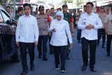 Wakil Presiden Gibran Rakabuming Raka (kiri) Gubernur Jawa Timur Khofifah Indar Parawansa (tengah) dan Wali Kota Blitar Syauqul Muhibbin (kanan) berjalan di kawasan pedestrian wisata Makam Presiden Soekarno di Blitar, Jawa Timur, Rabu (18/6/2025). Dalam kunjungan ke Blitar tersebut Wapres Gibran juga memberikan bantuan kepada pedagang pasar, mengecek layanan Cek Kesehatan Gratis (CKG) di salah satu puskesmas serta membuka bazar UMKM Blitar Jadoel yang diinisiasi oleh Pemkot Blitar. ANTARA Jatim/HO/Bagian Umum dan Protokol Setda Kota Blitar/mas.