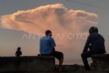 Warga melihat erupsi Gunung Lewotobi Laki-laki dari Pantai Wairotang, Kabupaten Sikka, Nusa Tenggara Timur, Selasa (17/6/2025). Pos Pengamatan Gunung Api Lewotobi Laki-laki melapokan Â Gunung Lewotobi Laki-laki di Nusa Tenggara Timur kembali erupsi pada Selasa 17 Juni 2025 pukul 17.35 WITA dengan kolom abu teramati setinggi sekitar 10 Km di atas puncak atau setara 11.584 meter di atas permukaan laut. ANTARA FOTO/Arnoldine Shanon/sgd/foc.