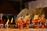 Sejumlah penari reog Ponorogo tampil pada acara pembukaan Grebeg Suro di Alun-alun Ponorogo, Jawa Timur, Selasa (17/6/2025). Grebeg Suro untuk menyambut datangnya tahun baru Islam sekaligus tahun baru Jawa tersebut diisi dengan Festival Nasional Reog Ponorogo dan berbagai kegiatan seni budaya serta keagamaan yang akan berlangsung hingga 26 Juni 2025. Antara Jatim/Siswowidodo/mas.