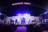 Sejumlah penari menampilkan tarian kolosal pada pembukaan Grebeg Suro di Alun-alun Ponorogo, Jawa Timur, Selasa (17/6/2025). Grebeg Suro untuk menyambut datangnya tahun baru Islam sekaligus tahun baru Jawa tersebut diisi dengan Festival Nasional Reog Ponorogo dan berbagai kegiatan seni budaya serta keagamaan yang akan berlangsung hingga 26 Juni 2025. Antara Jatim/Siswowidodo/mas.