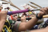 Wali Kota Samarinda Andi Harun membidik sasaran dengan sumpit saat berlangsungnya Festival Budaya Dayak Kenyah 2025 di Lamin Adat Pemung Tawai, Desa Budaya Pampang, Tanah Merah, Samarinda, Kalimantan Timur, Kamis (19/6/2025). Festival dalam rangka memeriahkan ulang tahun dan pesta panen Desa Budaya Pampang itu bertujuan untuk merayakan keberagaman, mempertahankan kearifan lokal, dan membagikan keindahan budaya kepada generasi muda maupun pengunjung dari luar daerah itu berlangsung hingga 22 Juni 2025. Antara Kaltim/M Risyal Hidayat