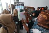 Pegiat aksara Jawa Kuno (Kawi) dari komunitas Ajar Kawi Wetan Wilis Doni Wicaksono (kanan) memberi contoh menulis menggunakan aksara Kawi kepada pelajar di Kabupaten Kediri, Jawa Timur, Kamis (19/6/2025). Kegiatan yang diselenggarakan pemerintah daerah setempat bersama komunitas Ajar Kawi Wetan Wilis tersebut sebagai upaya mengajak pelajar mengunjungi Museum Daerah Kediri sekaligus membaca aksara Kawi yang umumnya terdapat pada prasasti peninggalan era Kerajaan Mataram Kuno, Kediri, hingga Majapahit guna menambah wawasan dan mencintai budaya nusantara. Antara Jatim/Prasetia Fauzani/um