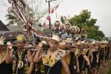 Wali Kota Samarinda Andi Harun (kiri) didampingi Wakil Wali Kota Saefuddin Zuhri (kedua kiri), Ketua Dewan Adat Dayak Kaltim Viktor Yuan (tengah), Kajari Samarinda Firmansyah Subhan (kedua kanan) dan Dandim 0901 Samarinda Kolonel Inf. Yusub Dody Sandra (kanan) diarak menggunakan adat Alut Adang (perahu terbang) saat berlangsungnya Festival Budaya Dayak Kenyah 2025 di Lamin Adat Pemung Tawai, Desa Budaya Pampang, Tanah Merah, Samarinda, Kalimantan Timur, Kamis (19/6/2025). Festival dalam rangka memeriahkan ulang tahun dan pesta panen Desa Budaya Pampang itu bertujuan untuk merayakan keberagaman, mempertahankan kearifan lokal, dan membagikan keindahan budaya kepada generasi muda maupun pengunjung dari luar daerah itu berlangsung hingga 22 Juni 2025. Antara Kaltim/M Risyal Hidayat