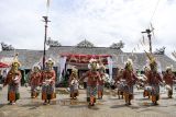 Sejumlah penari membawakan tarian Hudoq saat berlangsungnya Festival Budaya Dayak Kenyah 2025 di Lamin Adat Pemung Tawai, Desa Budaya Pampang, Tanah Merah, Samarinda, Kalimantan Timur, Kamis (19/6/2025). Festival dalam rangka memeriahkan ulang tahun dan pesta panen Desa Budaya Pampang itu bertujuan untuk merayakan keberagaman, mempertahankan kearifan lokal, dan membagikan keindahan budaya kepada generasi muda maupun pengunjung dari luar daerah itu berlangsung hingga 22 Juni 2025. Antara Kaltim/M Risyal Hidayat